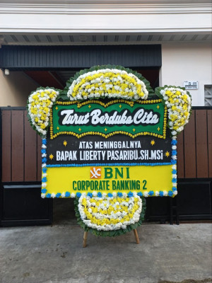 Papan Bunga Duka di Balai