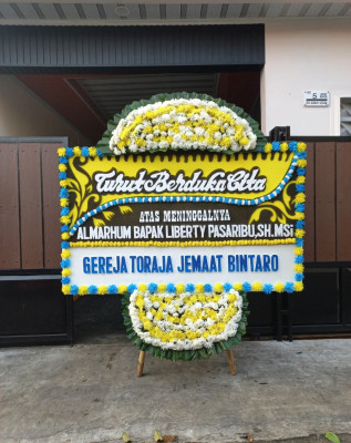 Papan Bunga Duka di Balai
