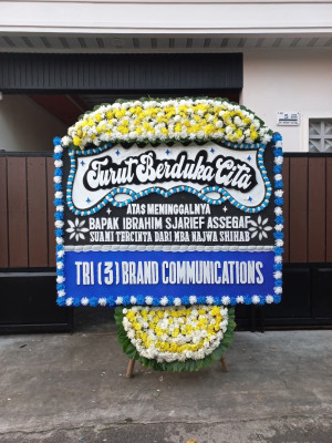 Papan Bunga Duka di Balai
